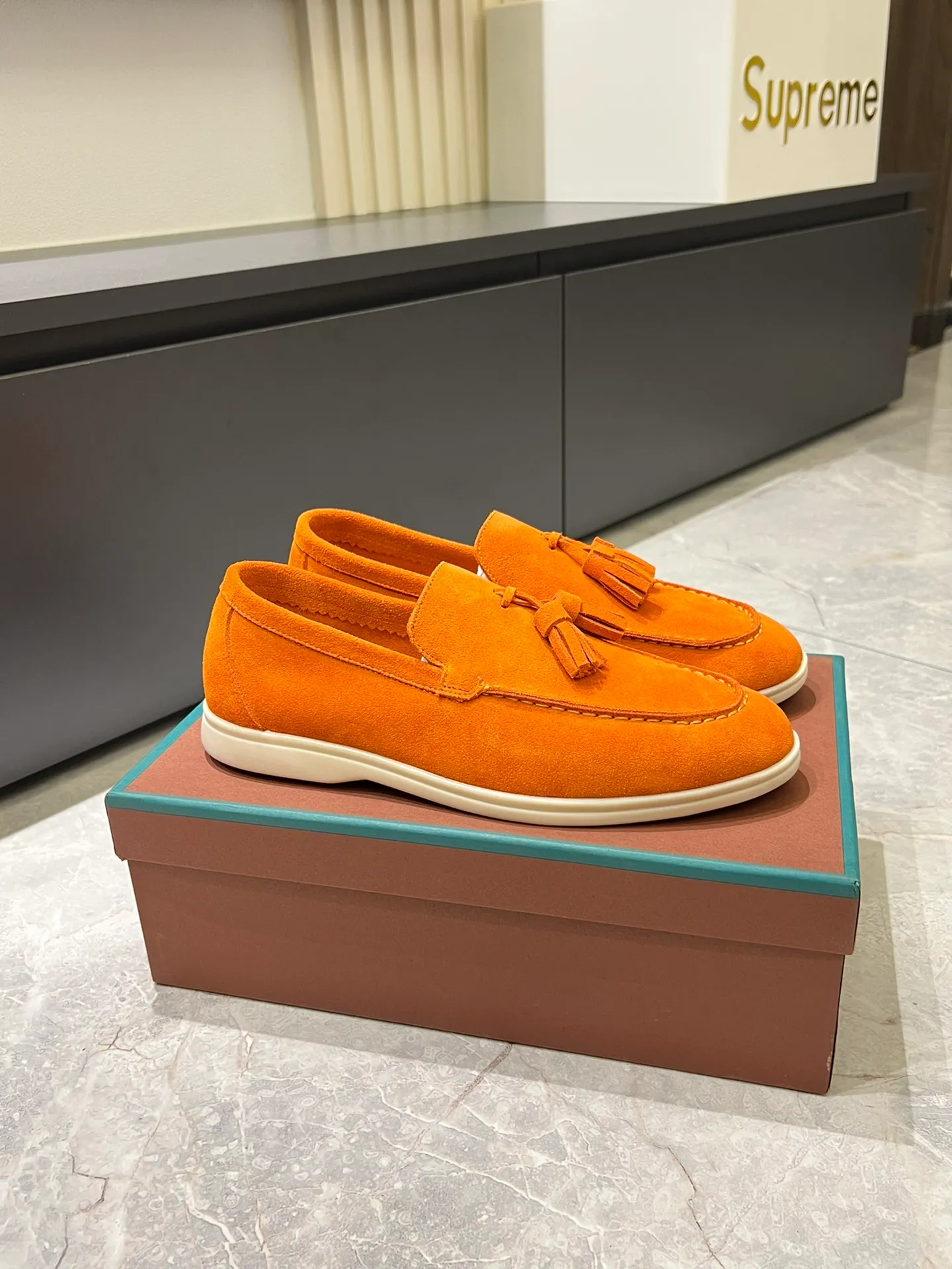 Men's shoes 💰p360 "Loro men's shoes 💰pian'*" Classic L men's shoes for couples 💰p Top version British flat loafers, a must-have item in old money style, the minimalist design is eye-catching and durable, a plus point for dressing The soft foot feel and texture are outstanding. They don’t scratch your feet and are very nice. They are matched with soft and waxy soles. They can be worn daily for a long time without getting tired. They are easy to wear, versatile and classic items, with perfect foot feel and texture! Imported cashmere fabric, the lining is made of imported A-grade water-dyed cow lining, the top version of the genuine leather midsole is sewn with pure handmade mark thread! Size: Female 35-40 (34. Customized) Male 38-44 (45.46. Customized)